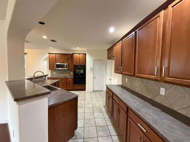 Building Photo - 305 Moonlight Dr