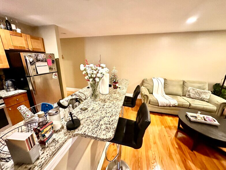 Building Photo - 76 Egmont St