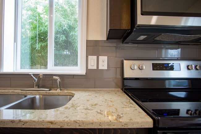 Building Photo - 1846 SE Harold St