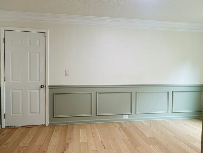 Building Photo - Beautiful 4 bedroom, 2.5 bathroom home in ...