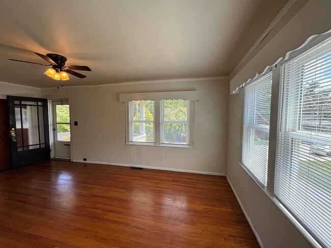 Building Photo - West AVL - Two Bedroom Bungalow Just off H...