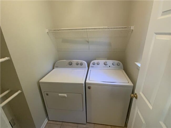 Building Photo - 27 Montgomery St SE