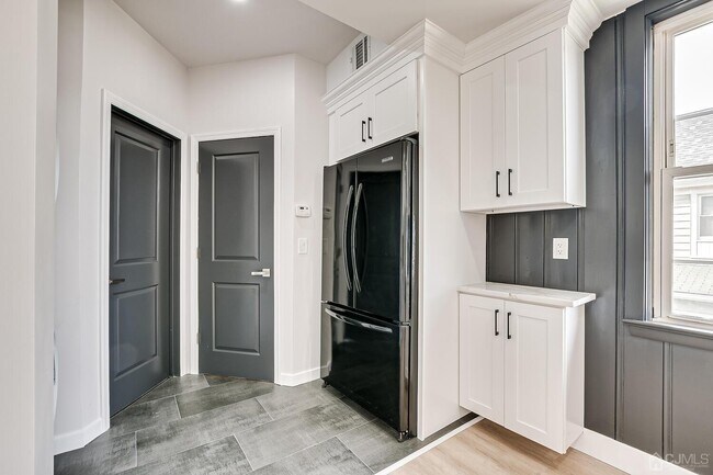 Building Photo - 324 Main St