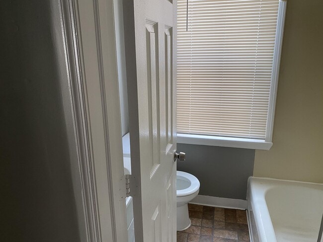 Building Photo - 1104 Baring St