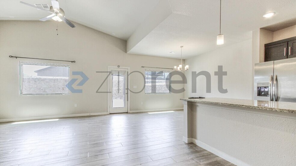 Building Photo - Unit