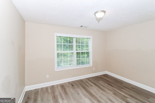 Building Photo - 4560 Ferncrest Pl