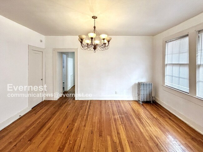 Building Photo - 904 3rd St W
