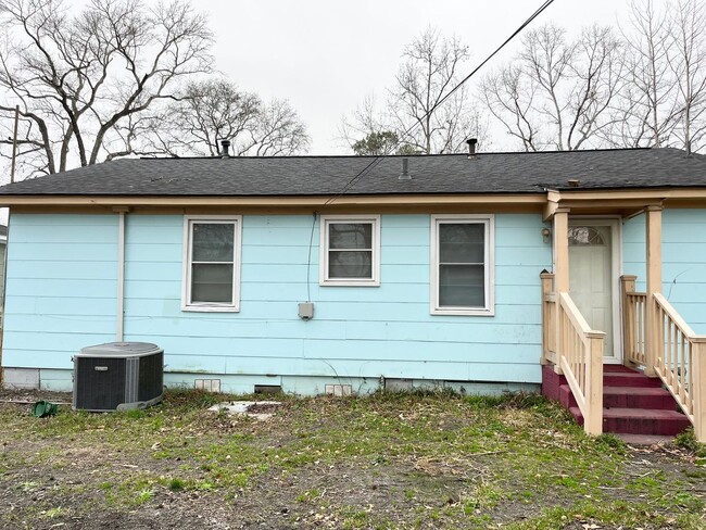 Building Photo - 3 Bedroom, 1 Bath Home in Savannah!