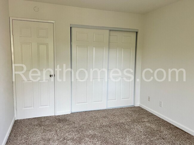 Building Photo - 10960 Creekbridge Pl