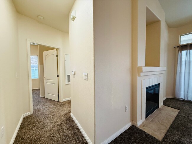 Building Photo - Beautifully Updated 3 bdrm, 2 bath condo a...