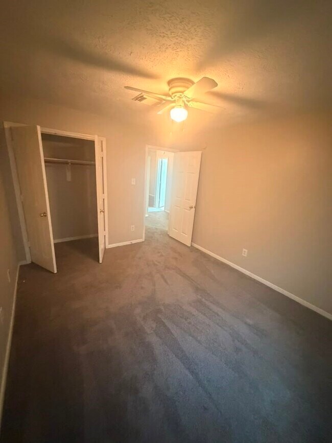Building Photo - 22018 Willow Shadows Dr