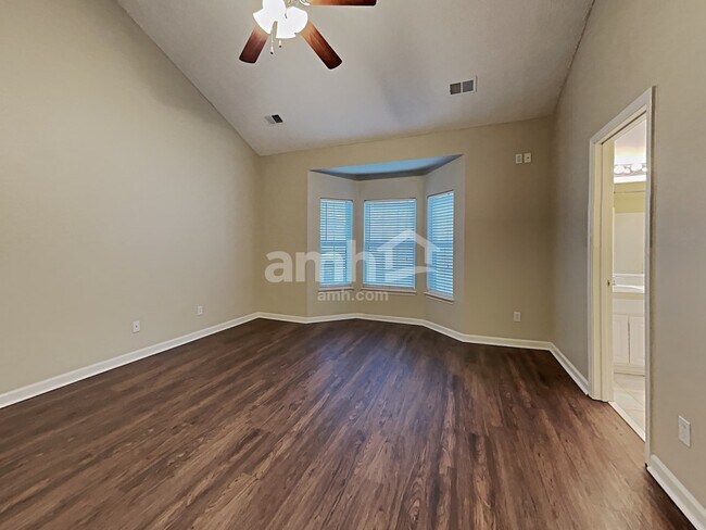 Building Photo - 525 Amsonia Circle