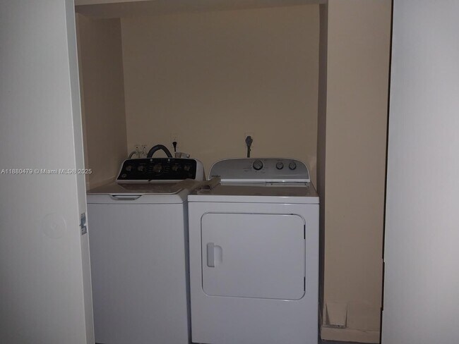 Building Photo - 5027 SW 139th Ct