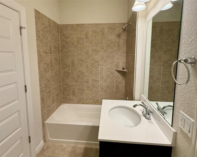 Building Photo - 14004 Hedera Dr