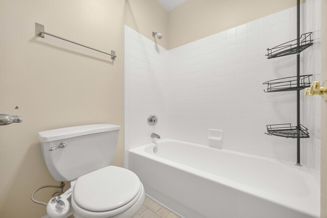 Building Photo - 214 Glengarry Dr