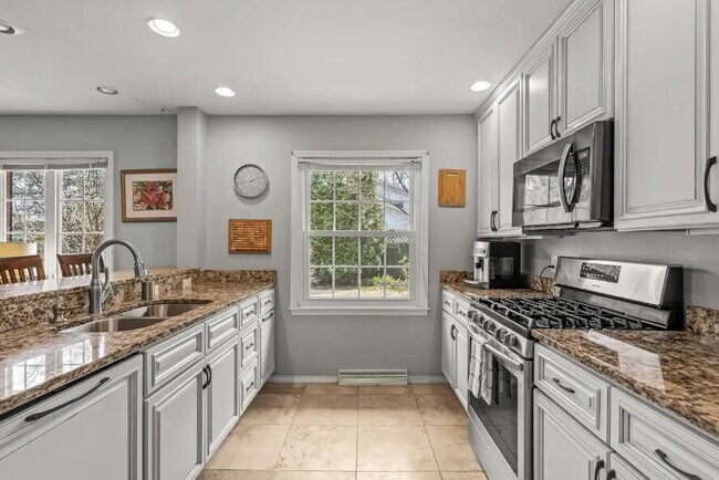 Building Photo - 3223 W Fleur De Lis Dr