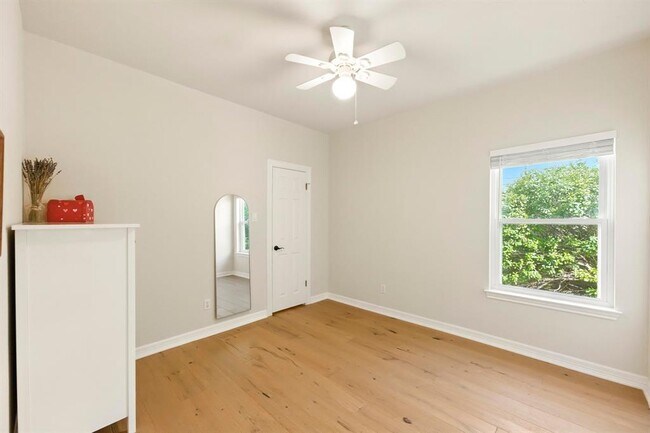 Building Photo - 9281 Scenic Bluff Dr