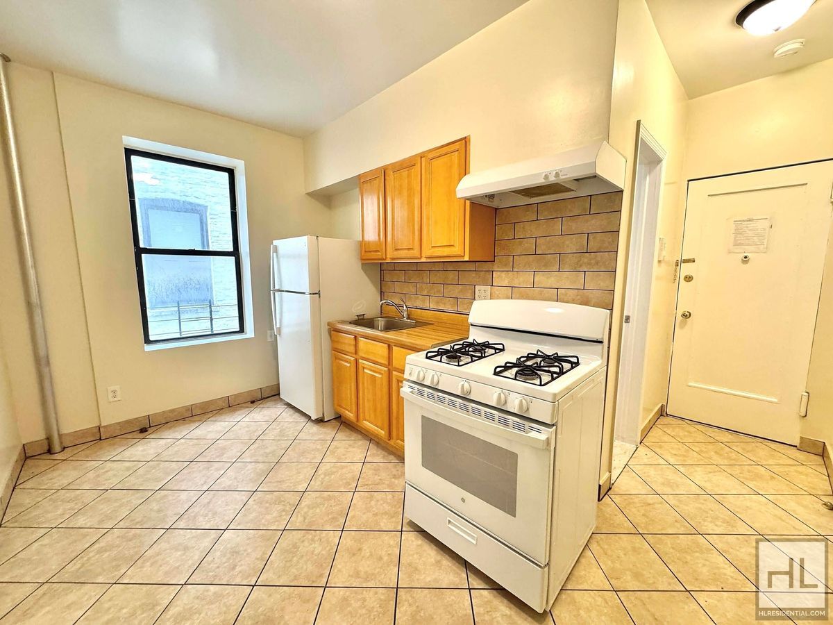 Building Photo - 85 STREET