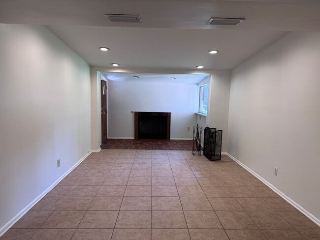 Building Photo - Island Charm on the North End – 5 Minutes to the Beach & Historic Downtown!