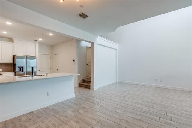 Building Photo - 3925 Cresthill Dr
