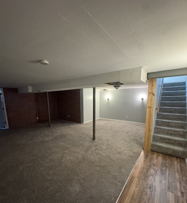 Building Photo - Welcome Home to Desirable Fenton!