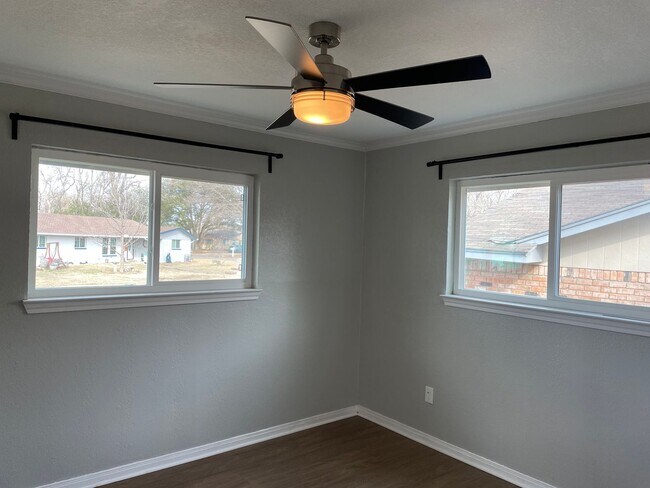 Building Photo - Available Now! Updated and Upgraded 3 Bed/2 Bath_Lawn Care Included