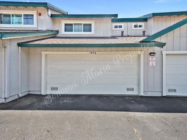 Building Photo - 2 Bedroom 1.5 Bath 2 Car Garage Includes W...
