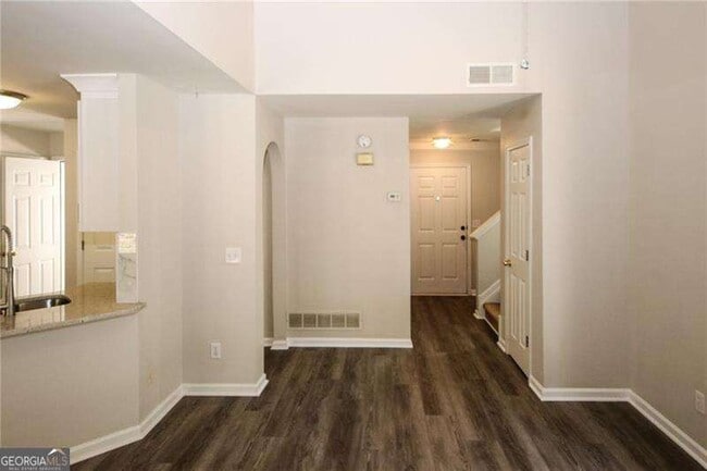 Building Photo - 121 Stoneforest Dr