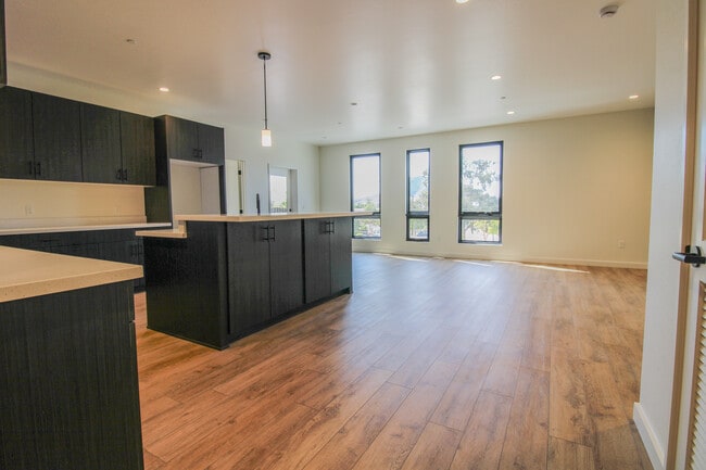 2 BD 2 BA entry kitchen - 2800 Broad St