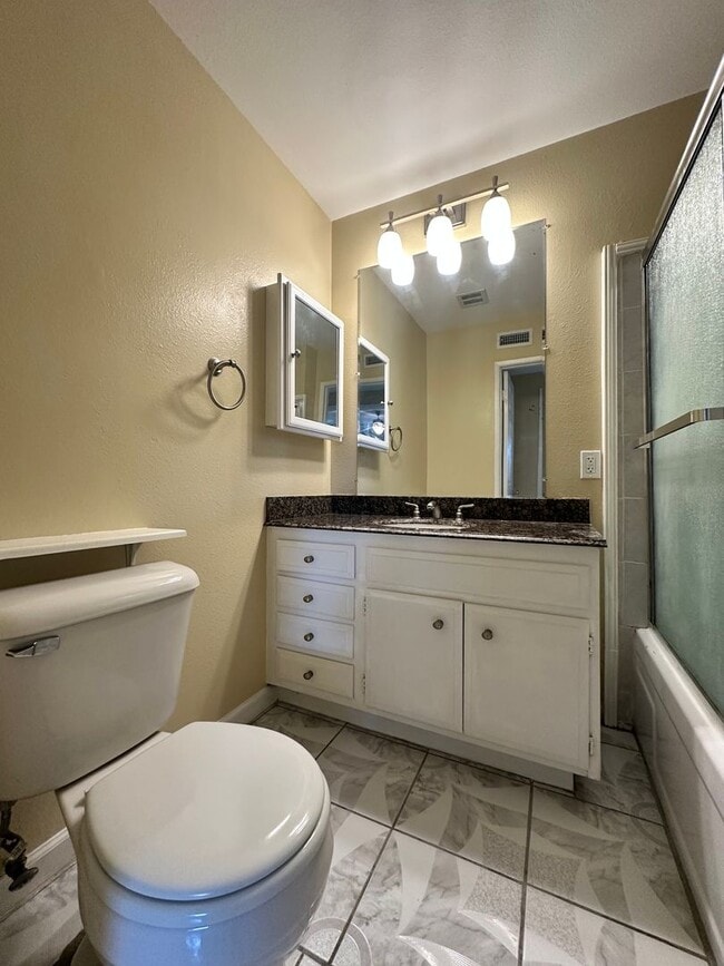 Building Photo - UPSTAIRS 1 BEDROOM CONDO FOR LEASE- GATED ...