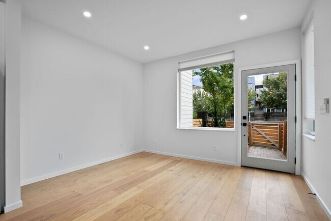 Building Photo - West Seattle Townhome with Air Conditionin...