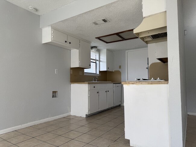 Building Photo - 2102 Spicewood Dr