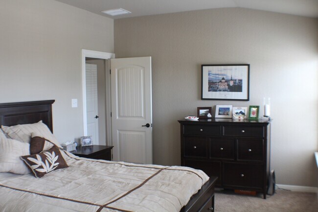 Building Photo - Beautiful spacious rental with fabulous up...