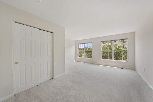 Building Photo - Beautiful End-Unit Townhome-Style Condo Ne...