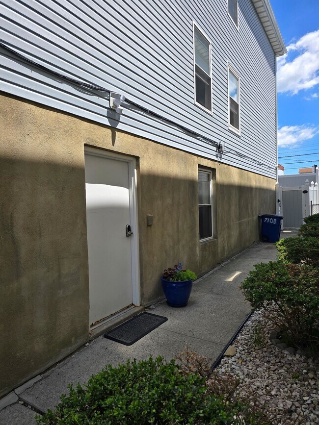 Building Photo - 7100 Smith Ave