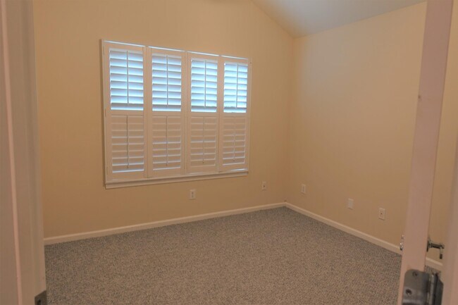 Building Photo - 303 Heritage Club Dr