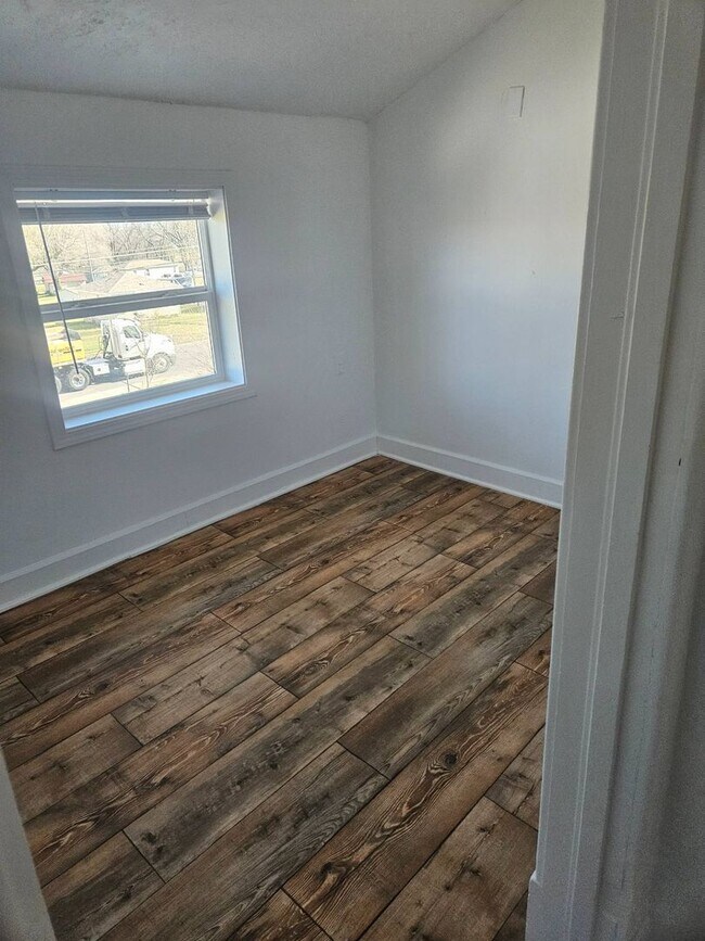 Building Photo - WOW! Look at this property ! You cant beat this price!