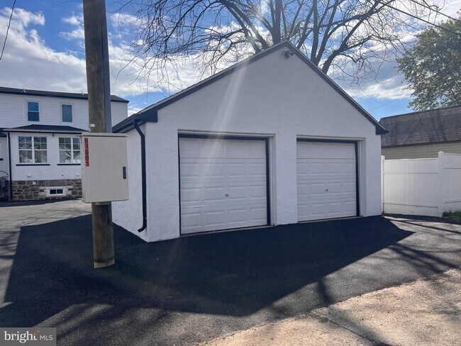 Building Photo - 6722 Brentwood Ave