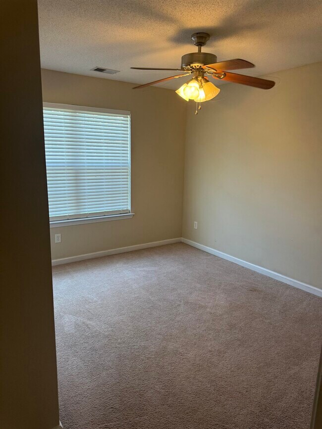Building Photo - 10389 Redmond Dr