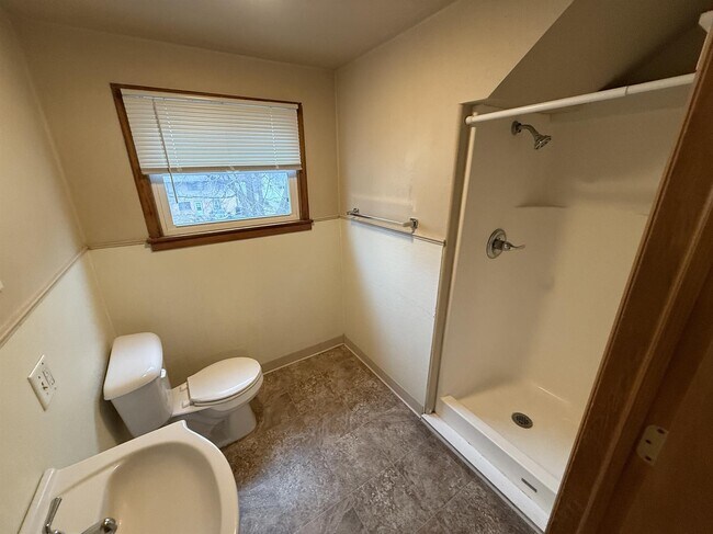 Building Photo - 722 13th Ave