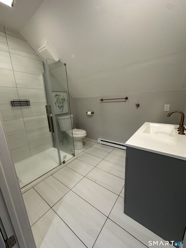 Building Photo - 27 E 9th St