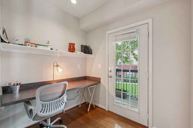Building Photo - Stylish 3-Level Condo with Garage in Prime...