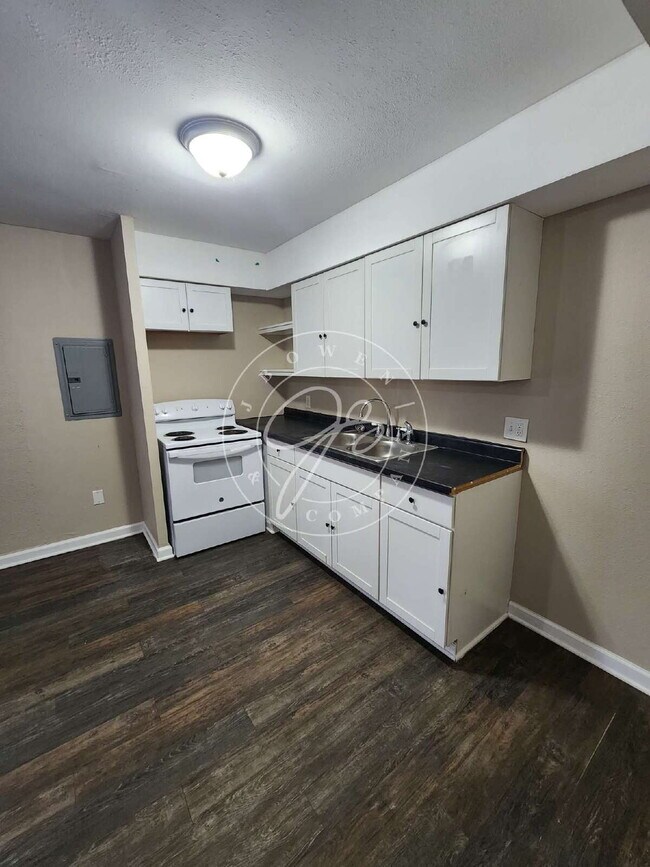 Building Photo - Updated 4-Bedroom Home with 1.5 Baths – Minutes from Oregon