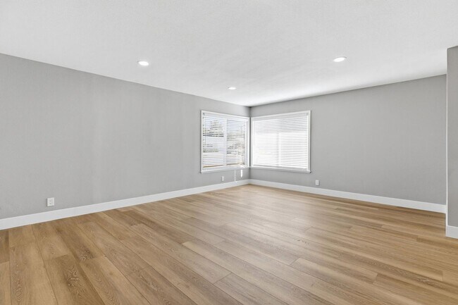 Building Photo - Donner