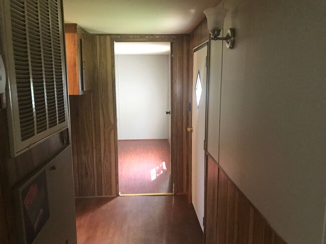 Building Photo - Come take a look at this 2 bedroom 1 bath ...