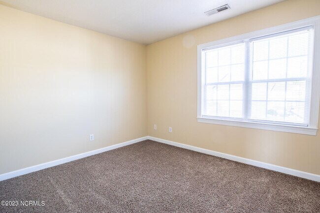 Building Photo - 305 Ashwood Dr