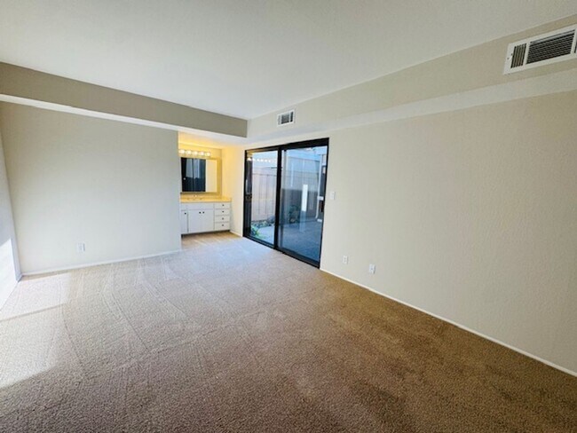 Building Photo - Wonderful, single level townhome w/attached garage available for move-in now!