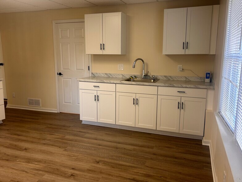 Building Photo - 2002 Fairbrook Ln