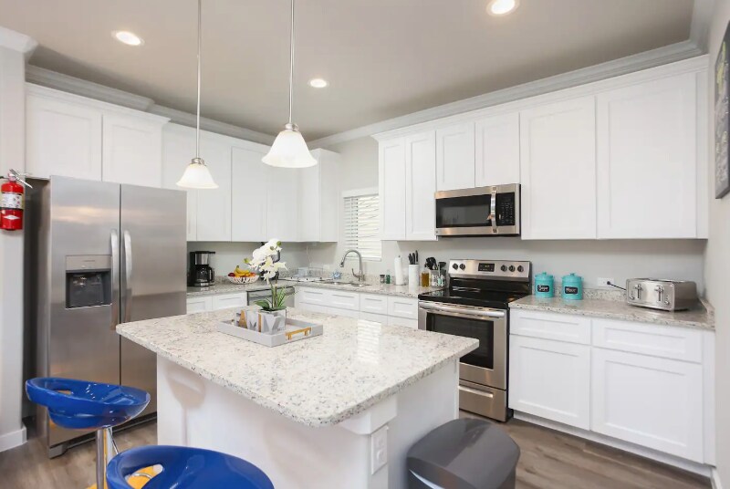 Kitchen w/Stainless Steel Appliances - 850 E Erie Ave