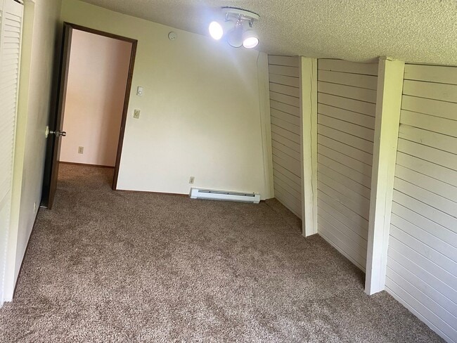 Building Photo - 3 bedroom 1.5 Bath Tandem Home!